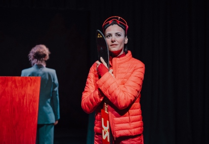 Aleksandra Justa (Rebecca), Patrycja Soliman (Padawanka) w MĘŻCZYŹNI OBJAŚNIAJĄ MI ŚWIAT Rebekki Solnit w reż. Klaudii Gębskiej. Fot. Karolina Jóźwiak