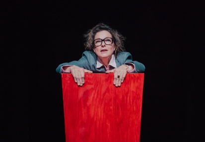 Aleksandra Justa (Rebecca) w MĘŻCZYŹNI OBJAŚNIAJĄ MI ŚWIAT Rebekki Solnit w reż. Klaudii Gębskiej. Fot. Karolina Jóźwiak