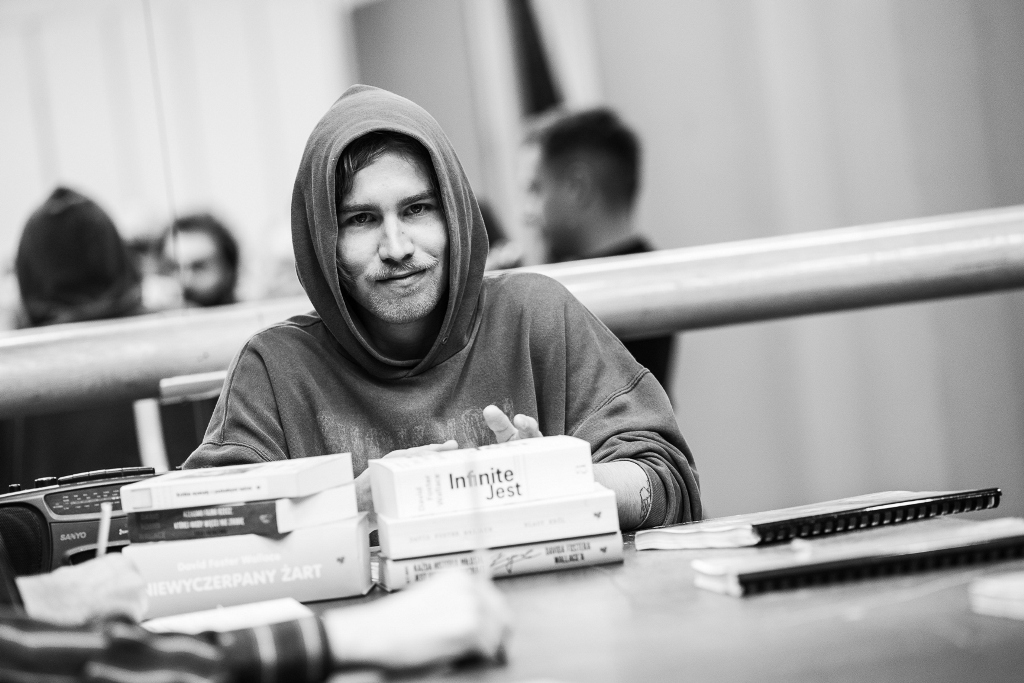 NIEWYCZERPANY ŻART – próby: Kamil Białaszek (reżyser). Fot. Marta Ankiersztejn